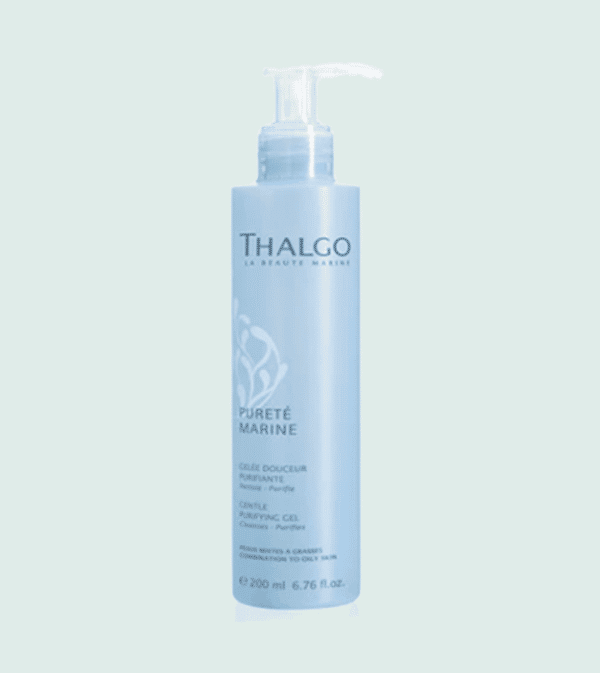Pot de gelée purifiante douceur Thalgo en plastique bleu avec poussoir en plastique blanc, sur fond vert