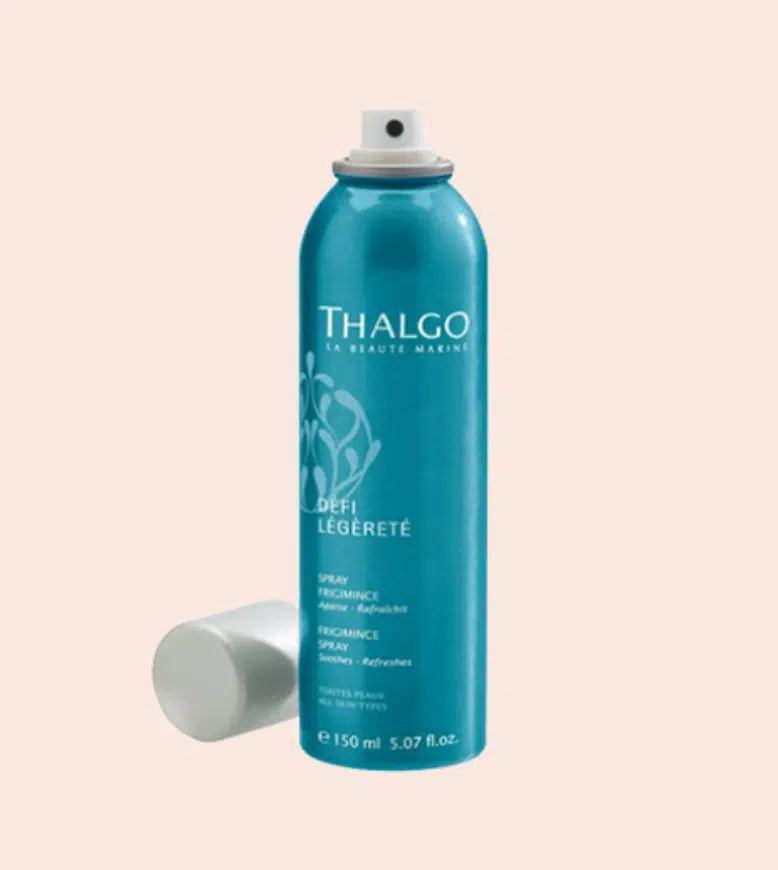 Vaporisateur de spray frigimince Thalgo métallique bleu avec bouchon gris, sur fond orange