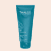 Tube de soin correcteur global cellulite Thalgo en plastique bleu, sur fond orange