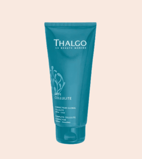 Tube de soin correcteur global cellulite Thalgo en plastique bleu, sur fond orange