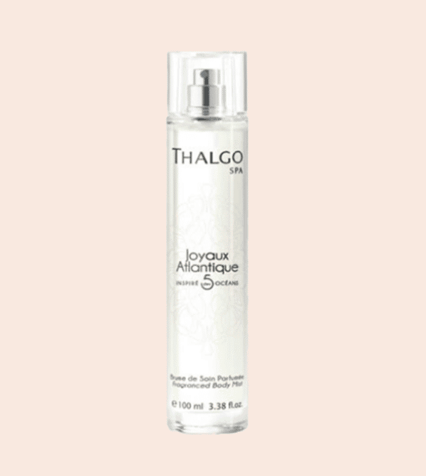 Vaporisateur de brume de soin parfumée Thalgo en verre transparent, sur fond orange